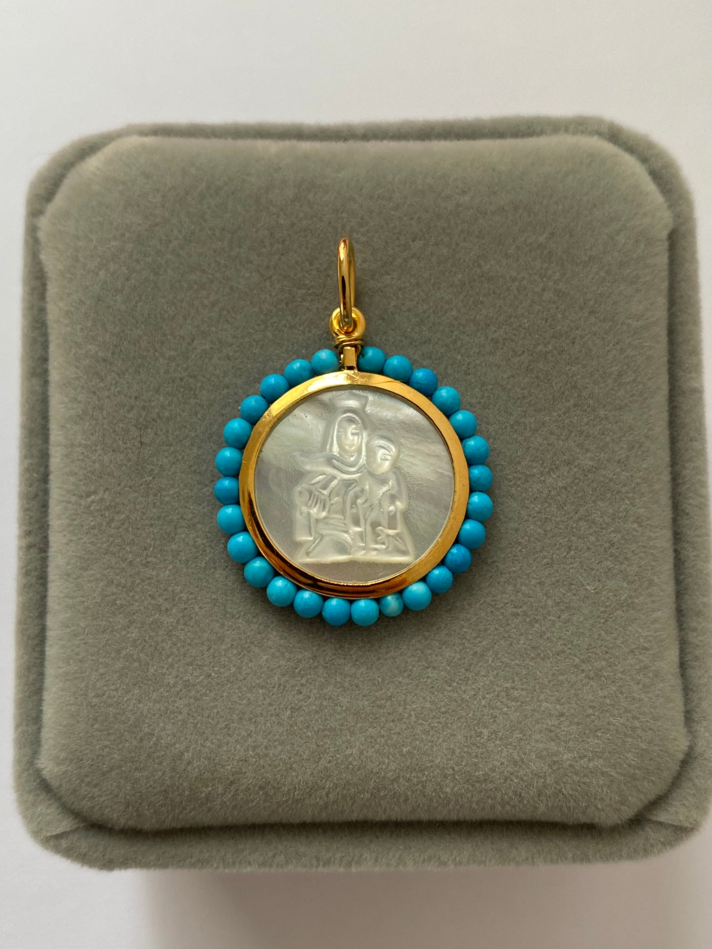 Medalla de Nácar con Borde de Turquesas