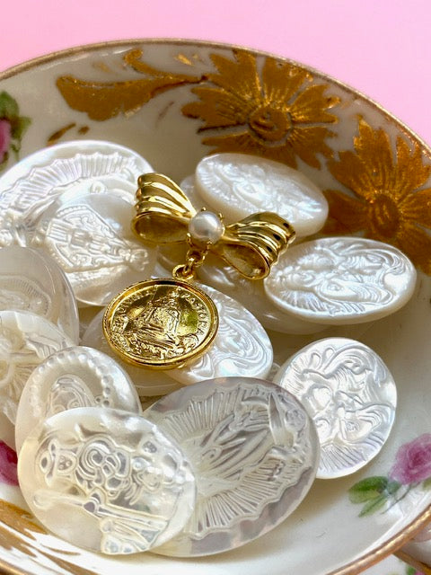 Imperdible de Lazo con Pliegues y Perla